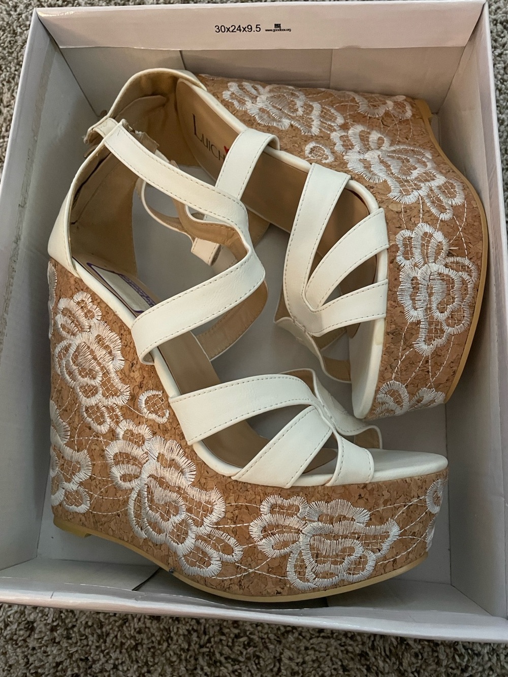 Luichiny Kay Cora white lace Size 9 Platform Sandals